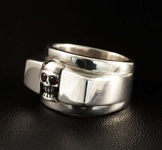 Totenkopfring Silber Rubin (synth.)