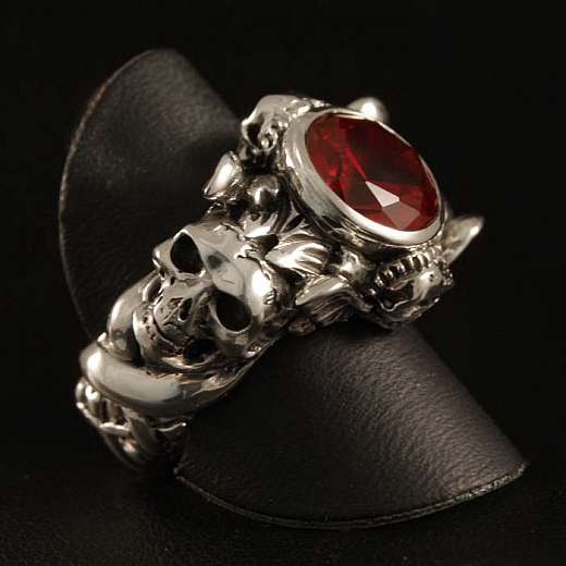 Totenkopfring Silber Pirate Style mit Rubin(synth.)