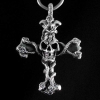 Totenkopf-Kreuzanh�nger mit Schlangen