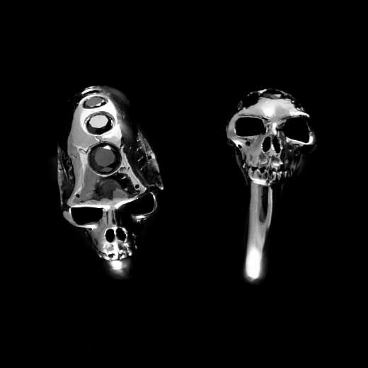 Skull Ring aus 935er Silber mit schwarzen Spinellen