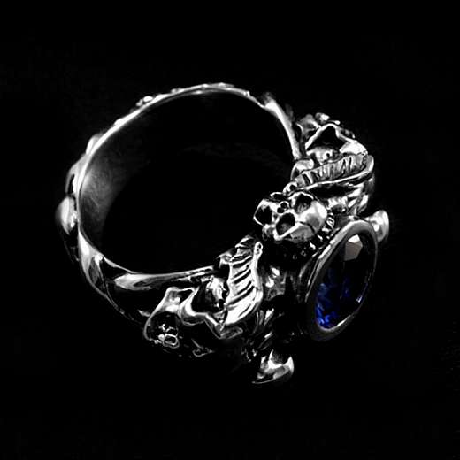 Totenkopf Ring Pirate Style mit einem blauen Saphir