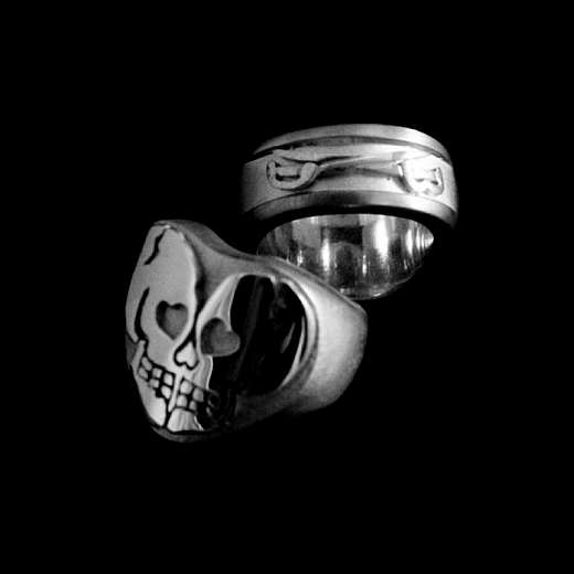 Paar Eheringe aus 935er Silber mit einem Skull