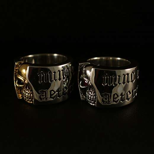 Totenkopf Eheringe mit Gravur und Rubin aus 935er Silber