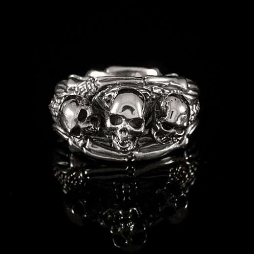 Ring mit Skelett und Totenköpfen aus Silber