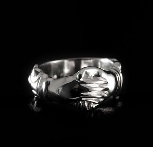 Ring aus Silber fassende Hnde von Customringz