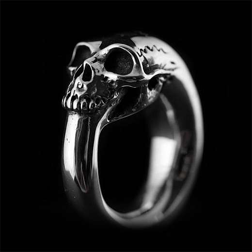Totenkopf Ring Schwanzbeißer aus 935er Silber