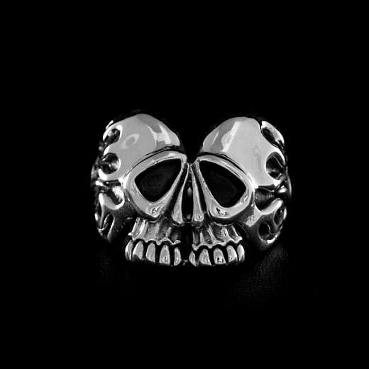 Skull Ring in Herzform mit Flammen