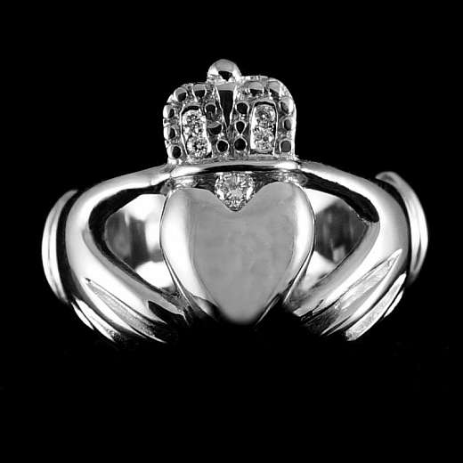 Claddagh Ring mit Diamanten