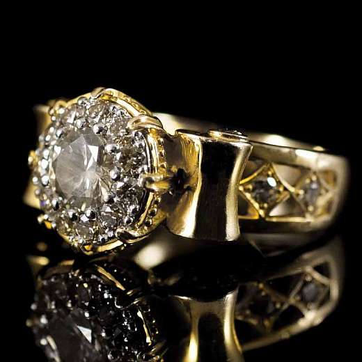 Ehering aus 750er Gelbgold mit Diamanten