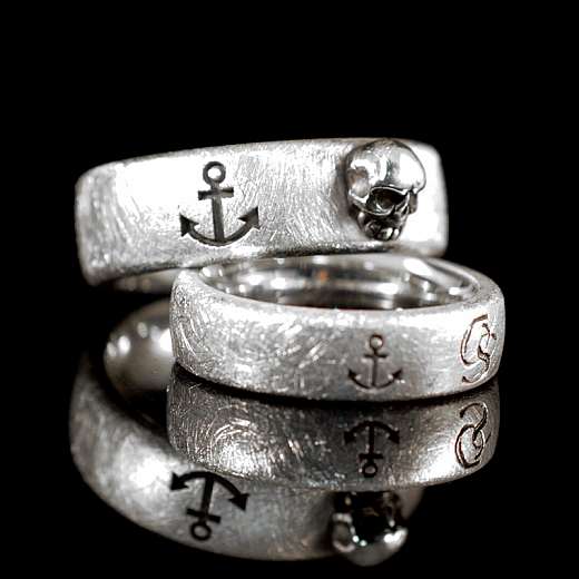 Ring mit Anker, Totenkopf und Buchstaben