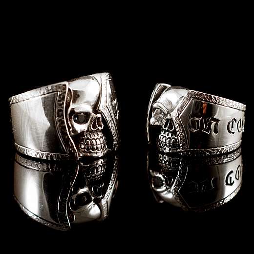 Eheringe aus Silber mit halbem Totenkopf