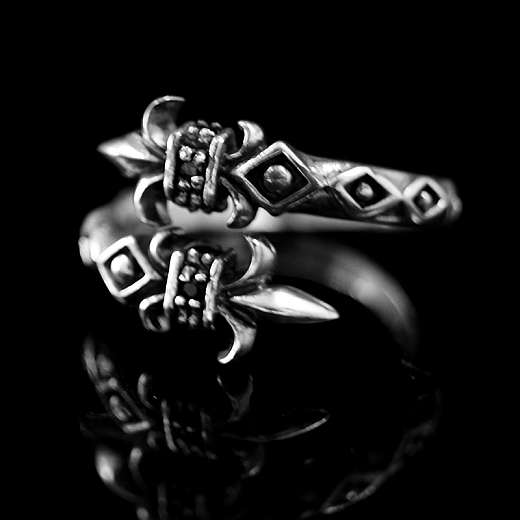 Offener Ring mit Fleur de Lis und schwarzen Zirkonia