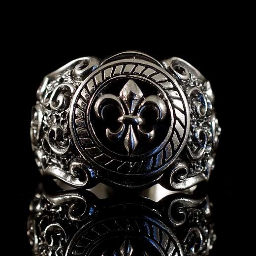 Gothic Ring mit Lilie aus 925er Sterlingsilber