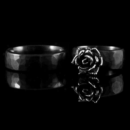 Ringe mit Hammerschlag und Rose