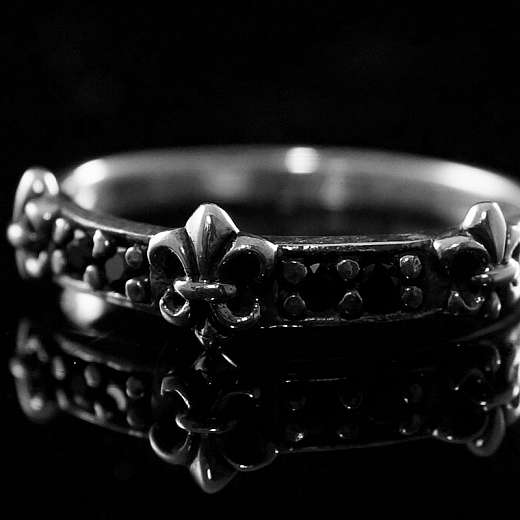 Kleiner Ring mit Lilien und Schmucksteinen, Biker Schmuck