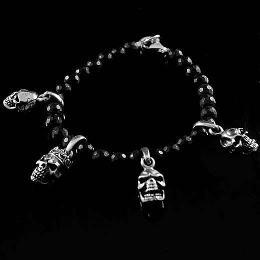 Kugelarmband aus facettiertem Onyx Stein mit Skull Anhängern