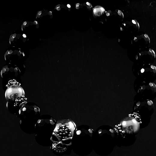 Kugelarmband aus facettiertem Onyx Stein mit Skull Beads