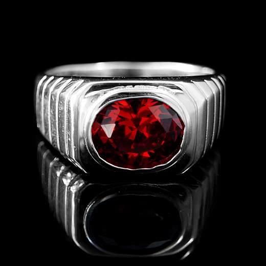 Siegelring mit rotem Zirkonia