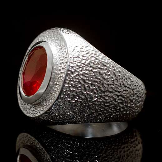 Handgearbeiteter Ring aus Silber mit Rubin
