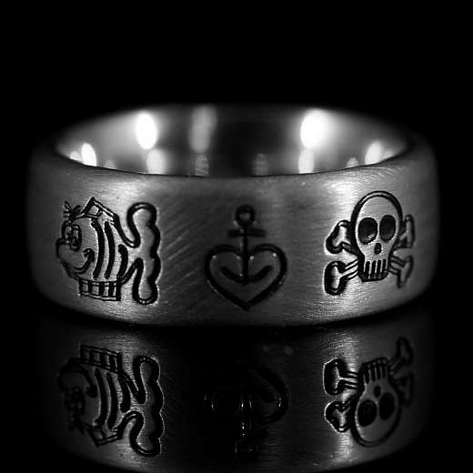 Ring aus Silber. 3 Symbole graviert.