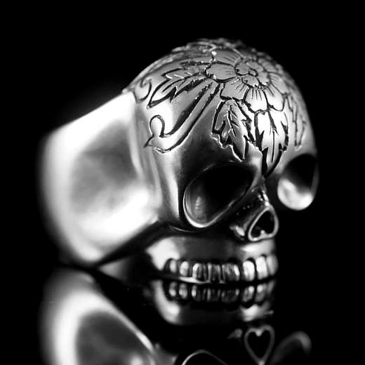 Skullringe mit Gravur auf der Stirn aus 935er Silber
