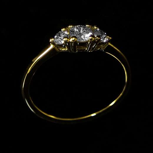 Three stone diamond Ring aus Gold