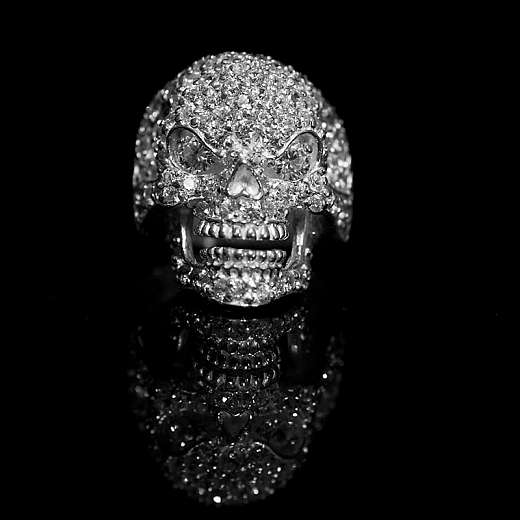 Funkelnder Totenkopf Ring mit Zirkonia Steinen