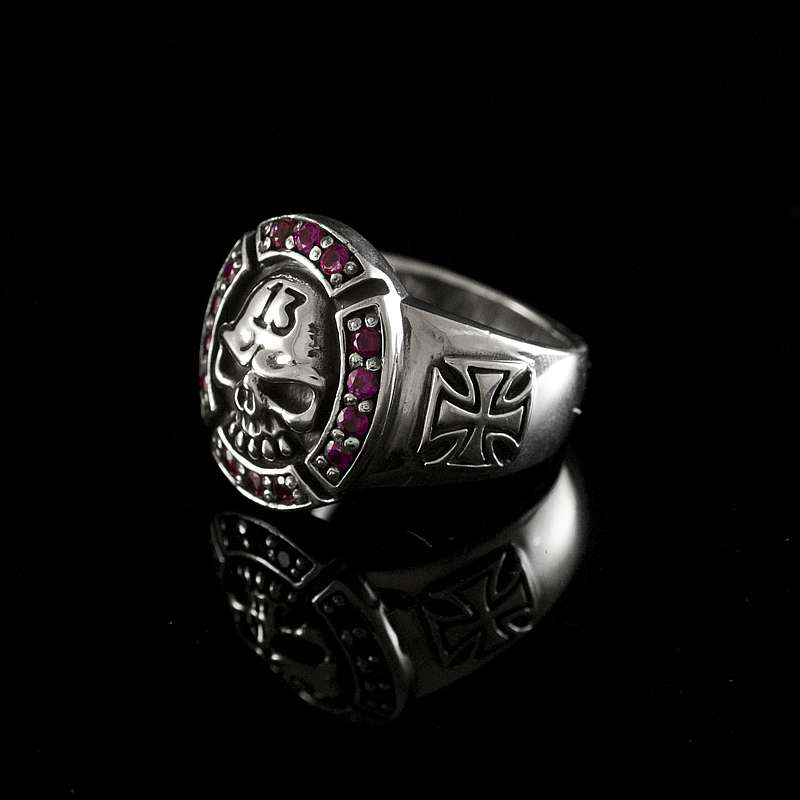 Siegelring Totenkopf 13 mit pinken Zirkonia Steinen
