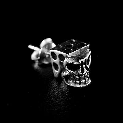 Wrfel Ohrstecker mit Skull Gesicht aus Silber