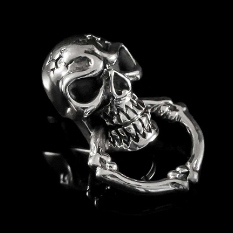 Totenkopf Niete aus Silber mit Beiring