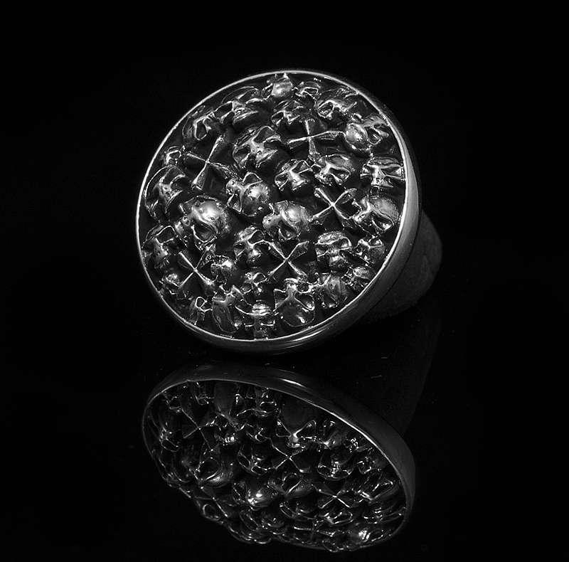 Viele kleine Skulls, Totenkopf als Niete