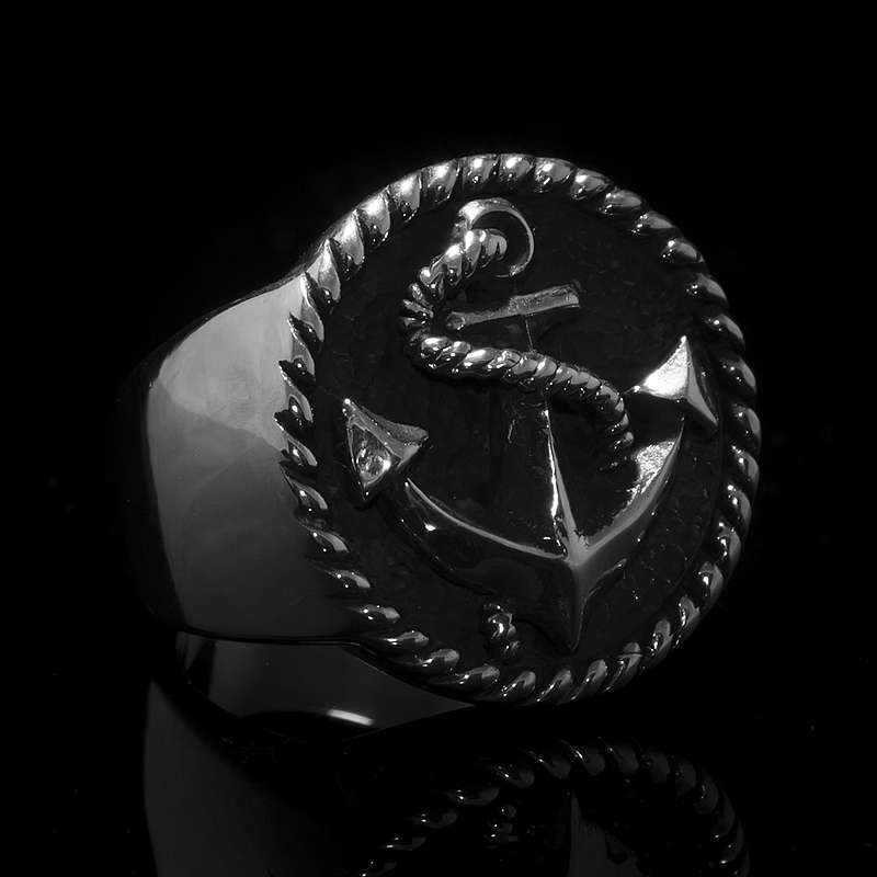Ein massiver Anker Schmuck Ring mit Tau ums Siegel