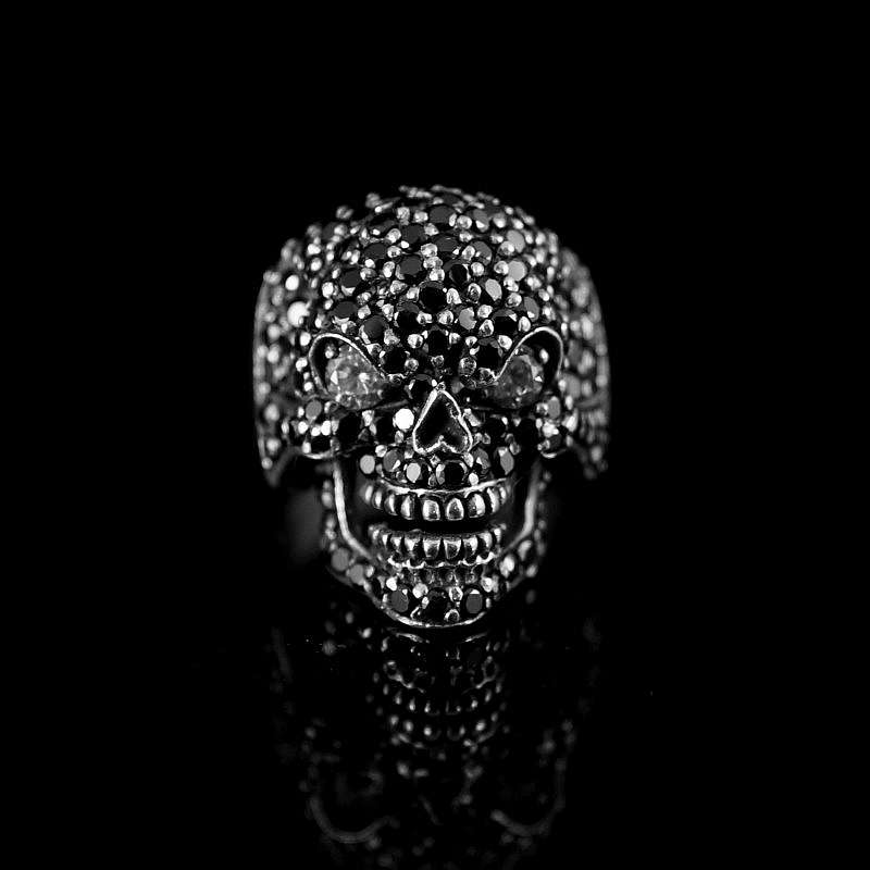 Ring mit Skull und vielen Zirkonia Steinen