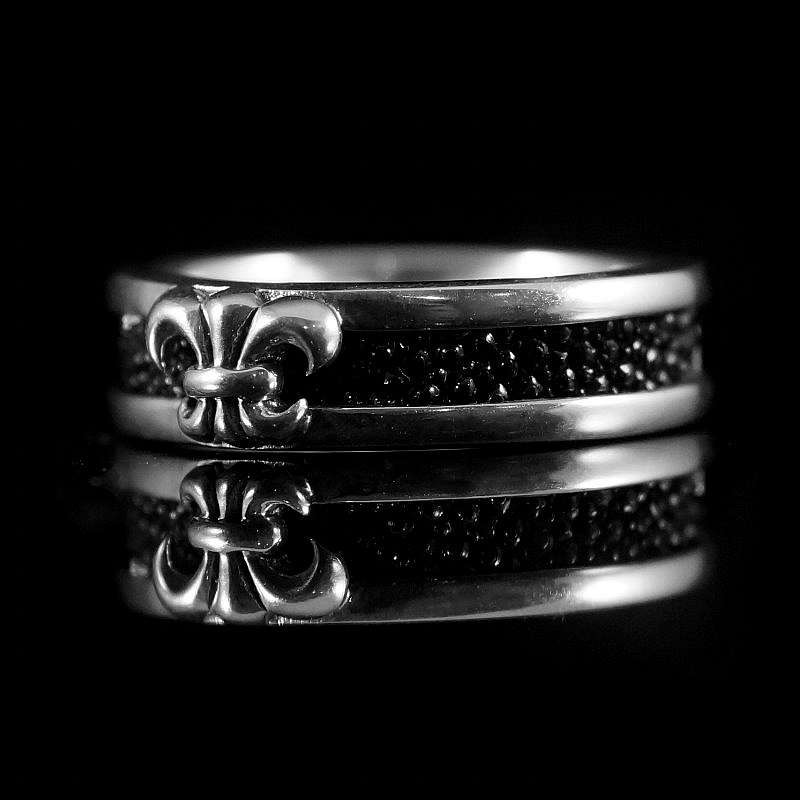 Schmaler Lilienring mit Rochenleder