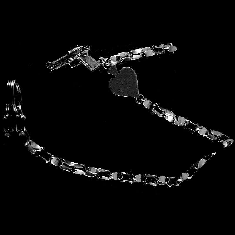 Schlsselkette mit einem Herz und Pistole