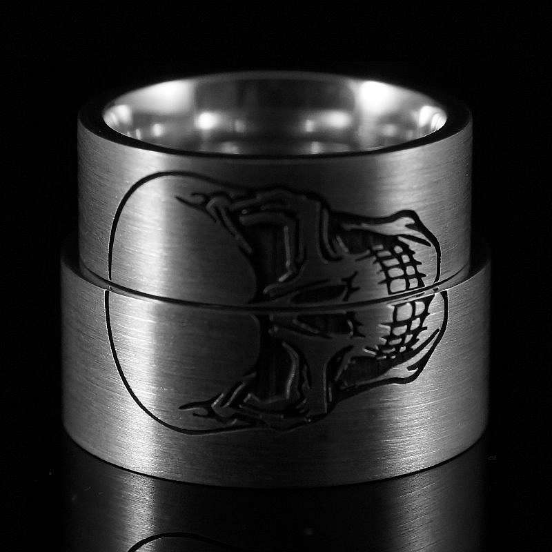 Individuelle Totenkopf Eheringe aus Silber