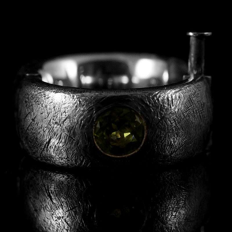 Scharnier Ring mit Peridot und Verschluss