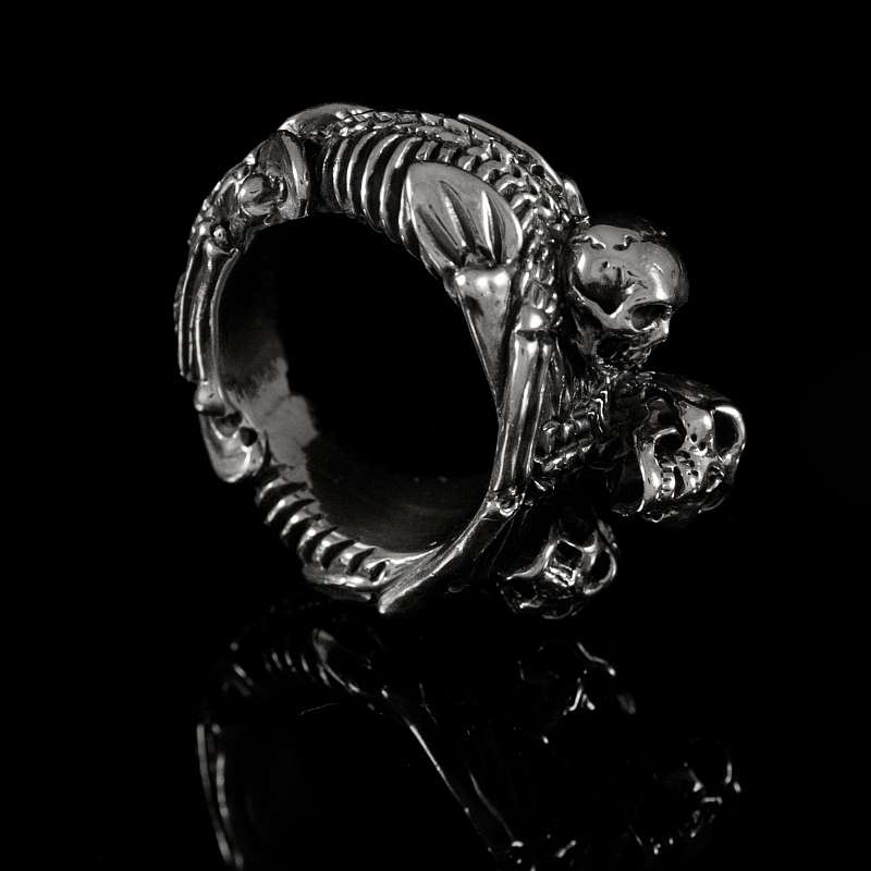 Ring mit Skelett und Totenkpfen aus Silber