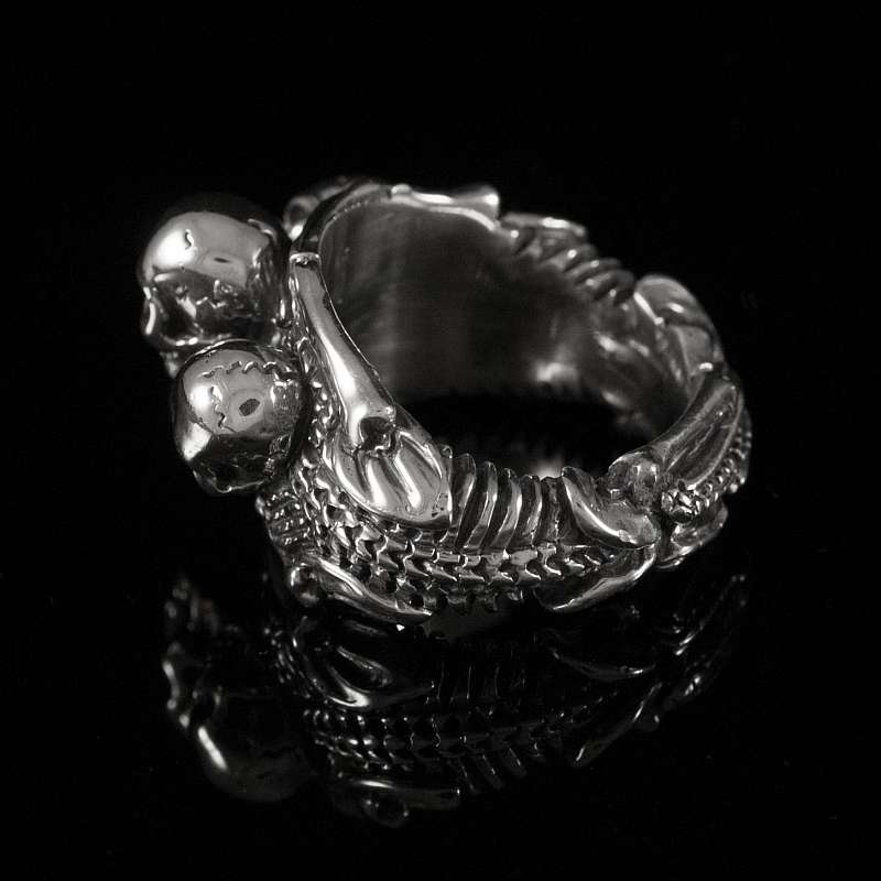 Ring mit Skelett und Totenkpfen aus Silber