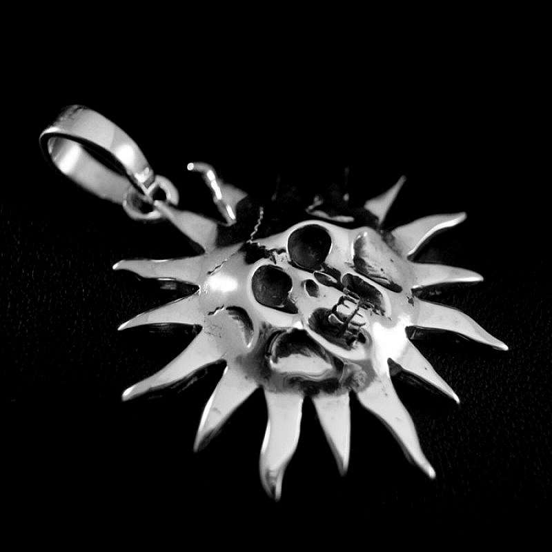 Anhnger mit Sonne Totenkopf aus Silber