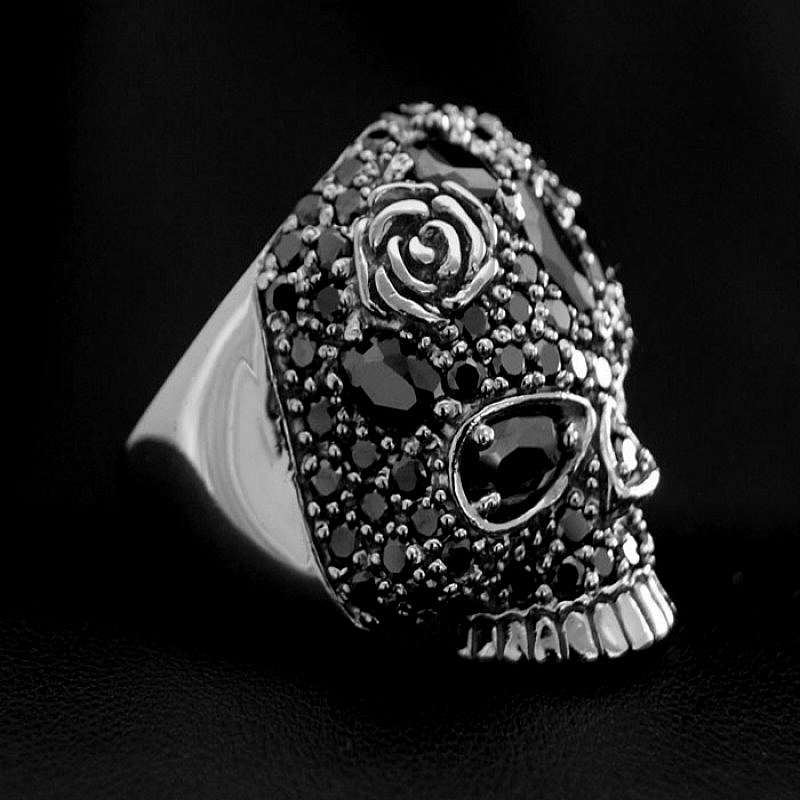 Totenkopfring mit schwarzen oder weien Zirkonia