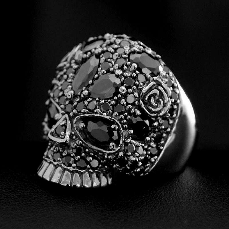 Totenkopfring mit schwarzen oder weien Zirkonia