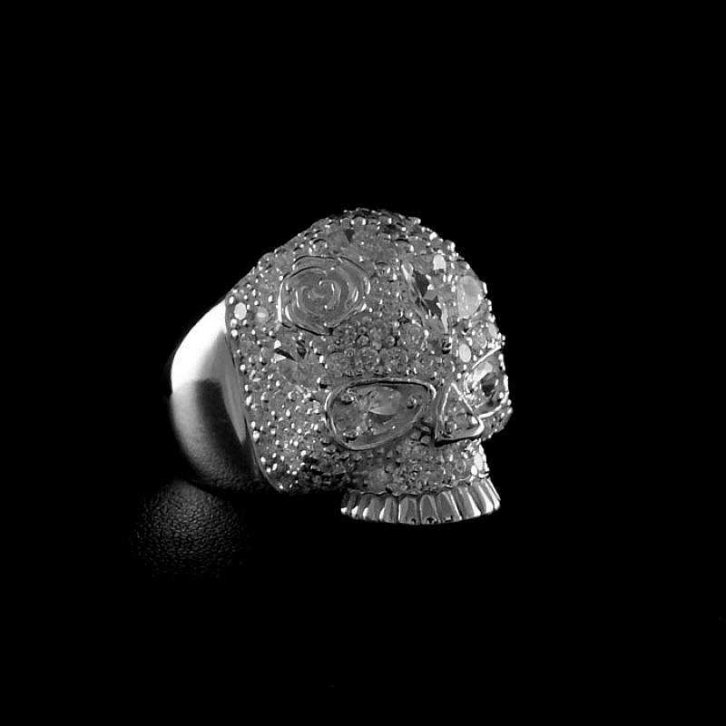 Totenkopfring mit schwarzen oder weien Zirkonia