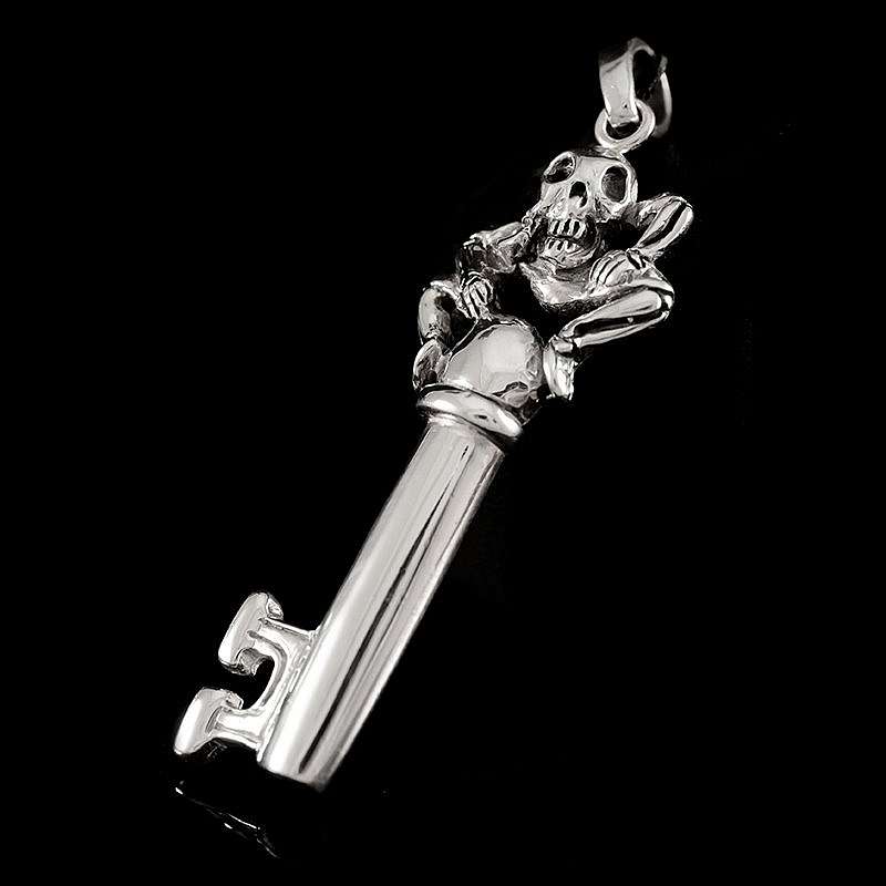 Anhnger Schlssel aus Silber mit Totenkopf