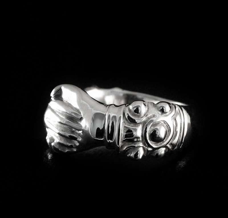 Ring aus Silber fassende Hnde von Customringz