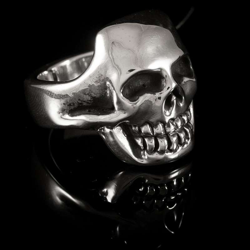 Totenkopfring handgearbeitet von Customringz