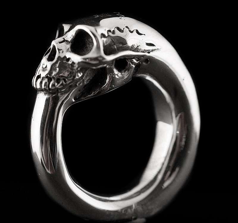 Totenkopf Ring Schwanzbeier aus 935er Silber