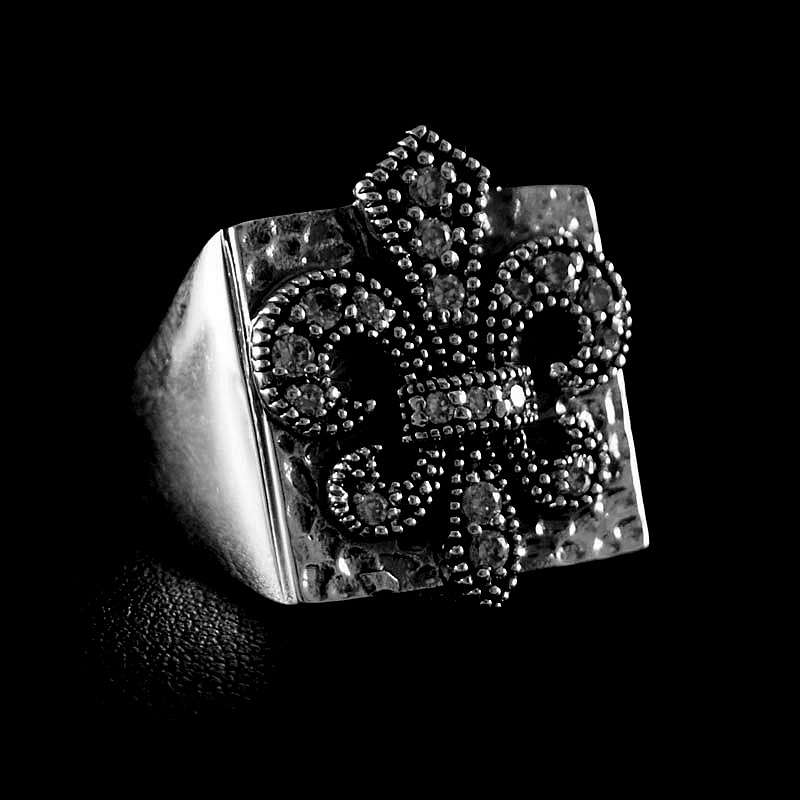 Siegelring aus Silber mit Fleur de Lis und Zirkonia