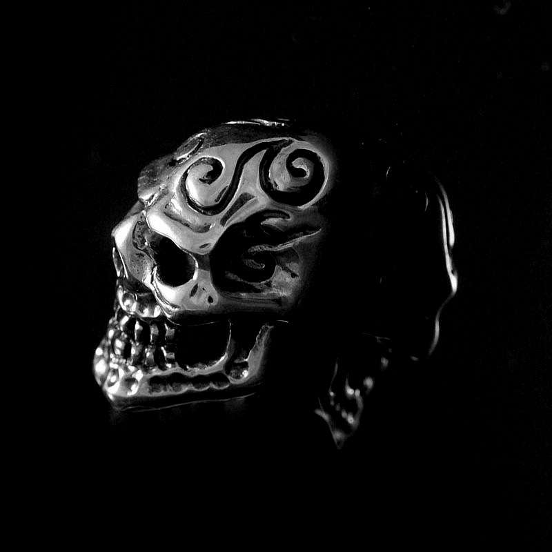Ohrstecker mit Totenkopf und Verzierungen auf der Stirn