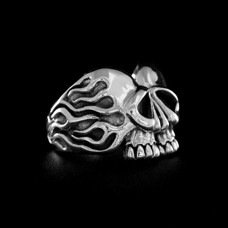 Skull Ring in Herzform mit Flammen